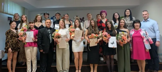 Spoločná fotografia absolventov a pedagógov Súkromnej ZUŠ po slávnostnom vyradení