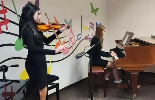 Varvara Jalčová, klavír, Nina Leško, husle