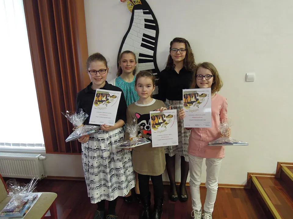 Ocenené žiačky SZUŠ po regionálnej klavírnej súťaži v ZUŠ Snina (23. 3. 2016)