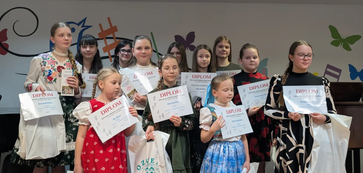 Víťazi 25. školskej súťaže SZUŠ v sólovom speve s diplomami