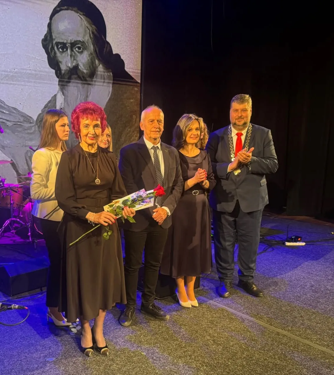 Vilma Krauspeová s ďakovným listom a kvetmi na slávnosti ku Dňu učiteľov 2026 v Dome kultúry Vranov nad Topľou