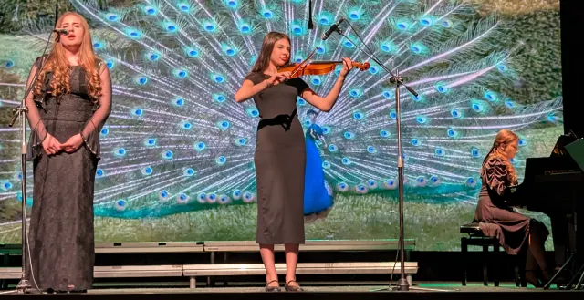 Speváčka a huslistka vystupujú s klavírnym sprievodom