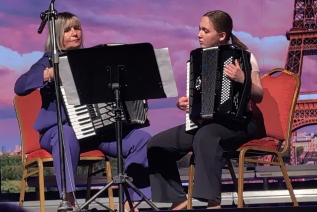 Akordeónové duo počas vystúpenia