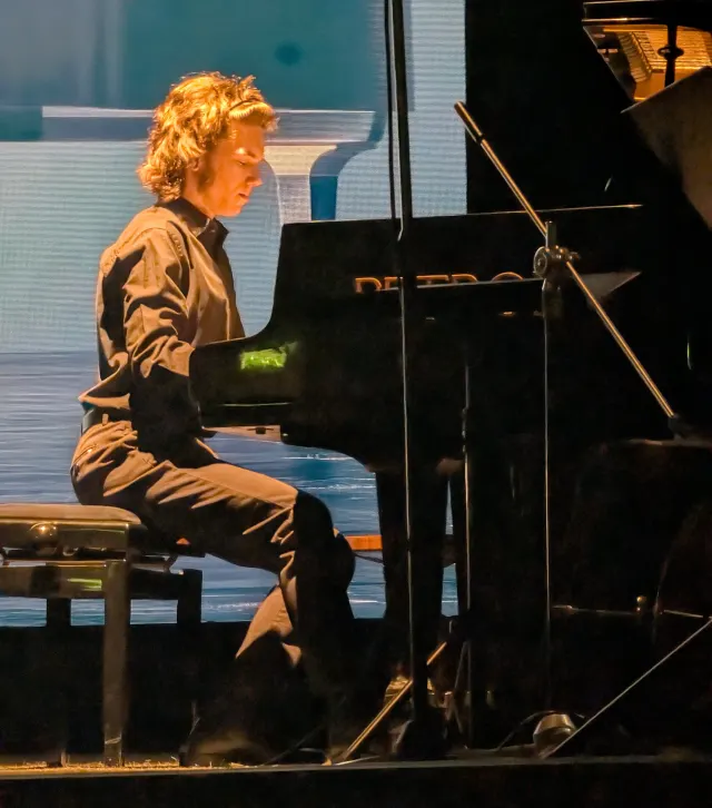 Klavirista pri sólovom vystúpení na koncertnom krídle